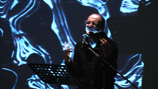 Nicola Frangione performansza az Artpool P60-ban, 2008.