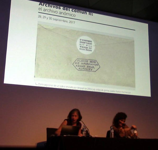 Galántai György 2006-os borítékja az Archivos del común II. El archivo anómico - nemzetközi szeminárium egyik előadásán, Museo Nacional Centro de Arte, Reina Sofia, Madrid, Spanyolország, 2017.