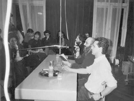 Hegyi Lóránd, Erdély Miklós és Birkás Ákos a Demokratikus festmény című előadáson a Kossuth Klubban 1984. március 5-én