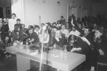 A közönség Erdély Miklós: Demokratikus festmény című előadásán a Kossuth Klubban 1984. március 5-én