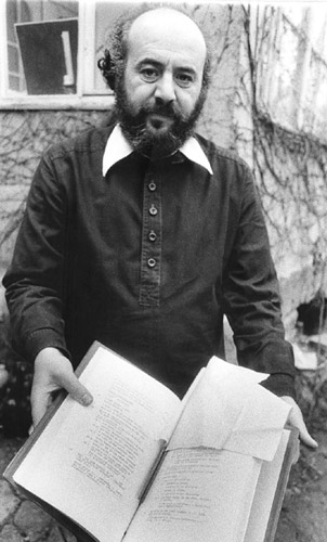 Erdély Miklós mutatja a Nemzetközi hajózási kódjelzések könyvét Galántai György kiállításának megnyitása előtt, Stúdió Galéria, 1976
