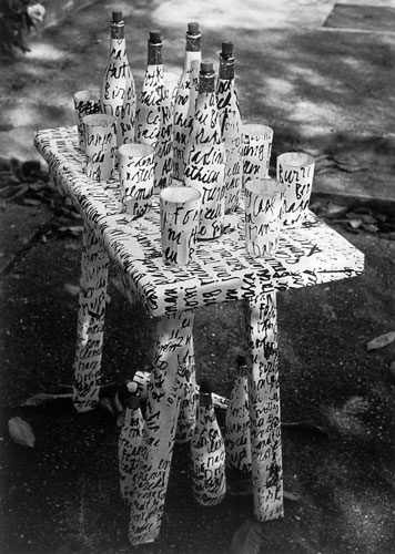 As part of Velem video project: György Galántai’s screen-printed table, bottles, and glasses / A Velemi videómunka keretében: Galántai György írottmintás asztala üvegekkel és poharakkal, Velem, 1981.