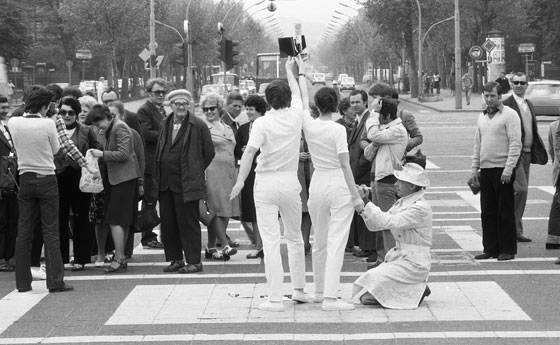 Galántai György performansza Klaniczay Júliával és Guglielmo Achille Cavellinivel, Hősök tere, Budapest, 1980.