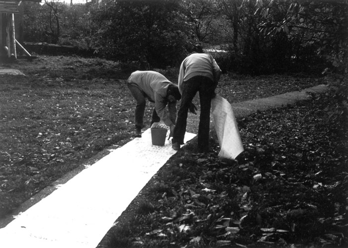 As part of Velem video project: György Galántai’s screen-printed path / A Velemi videómunka keretében: Galántai György írottmintás útja, Velem, 1981.