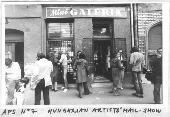 Artpool’s Periodical Space No 7. - Hungarian Artists’ Mail Show. Az Artpool első „magyar mail art” kiállítása 86 magyar művész postai munkáiból, 36 kulturális intézmény meghívóiból és egyéb küldött munkákból, Újpesti Mini Galéria, Budapest, 1981.