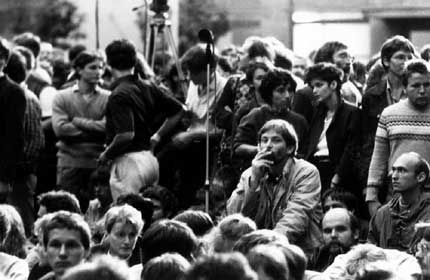 URH koncert, Közgáz Kollégium 1985. Középen Galántai György.