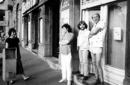 „Borítékok” kiállításmegnyitó, Liget Galéria, 1987. Kép jobb oldalán: Lengyel András, Pácser Attila, Gémes János Dixi